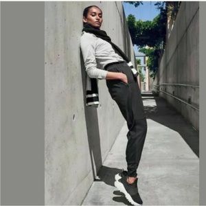 Athleta Headlands Hybrid Trek mid-rise black joggers size 4 NWOT